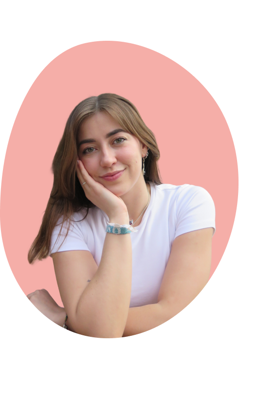 Cabe con la mano apoyada en la cara mirando a la cámara.